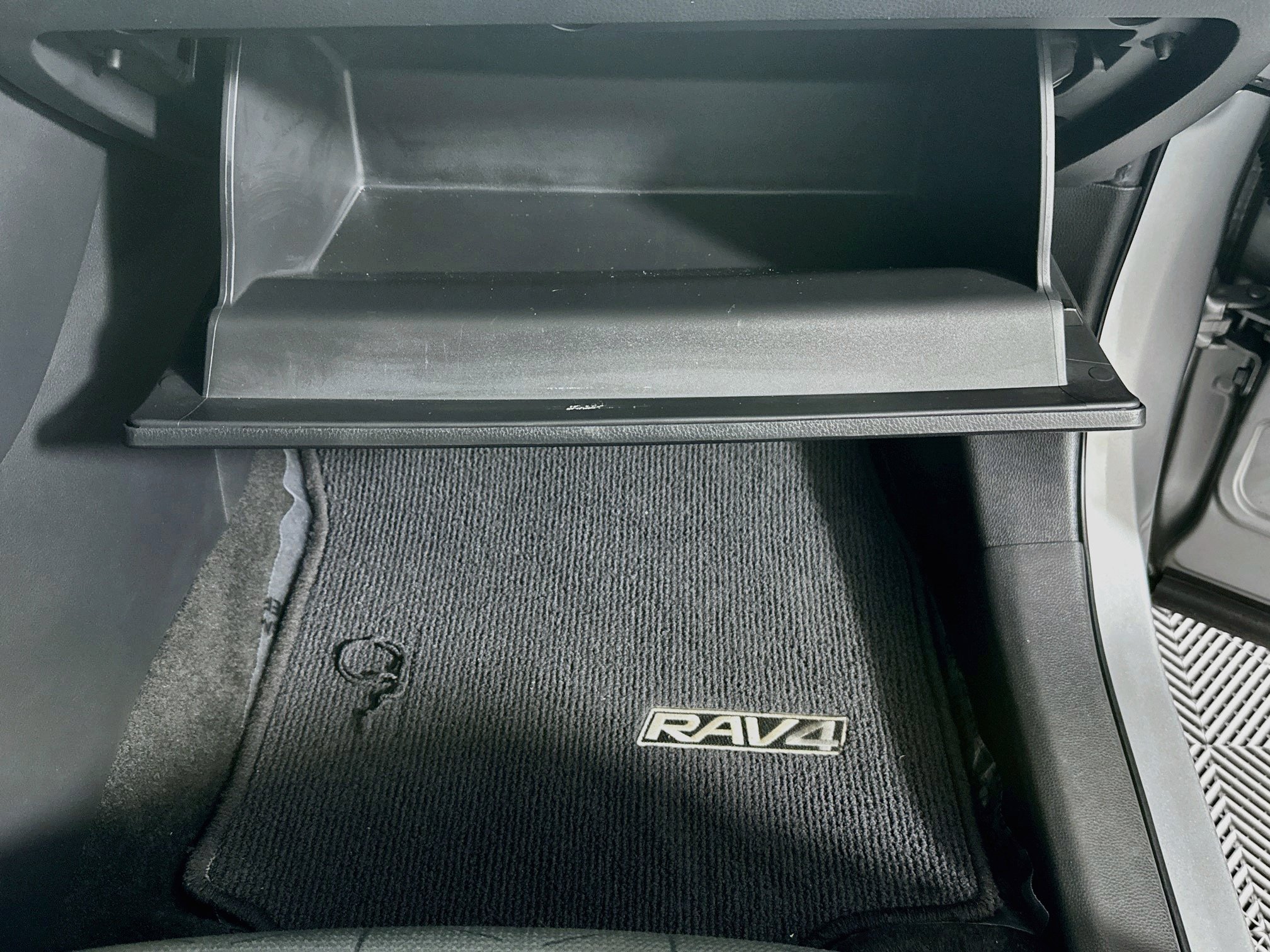 Used 2023 Toyota RAV4 XLE FWD image 32
