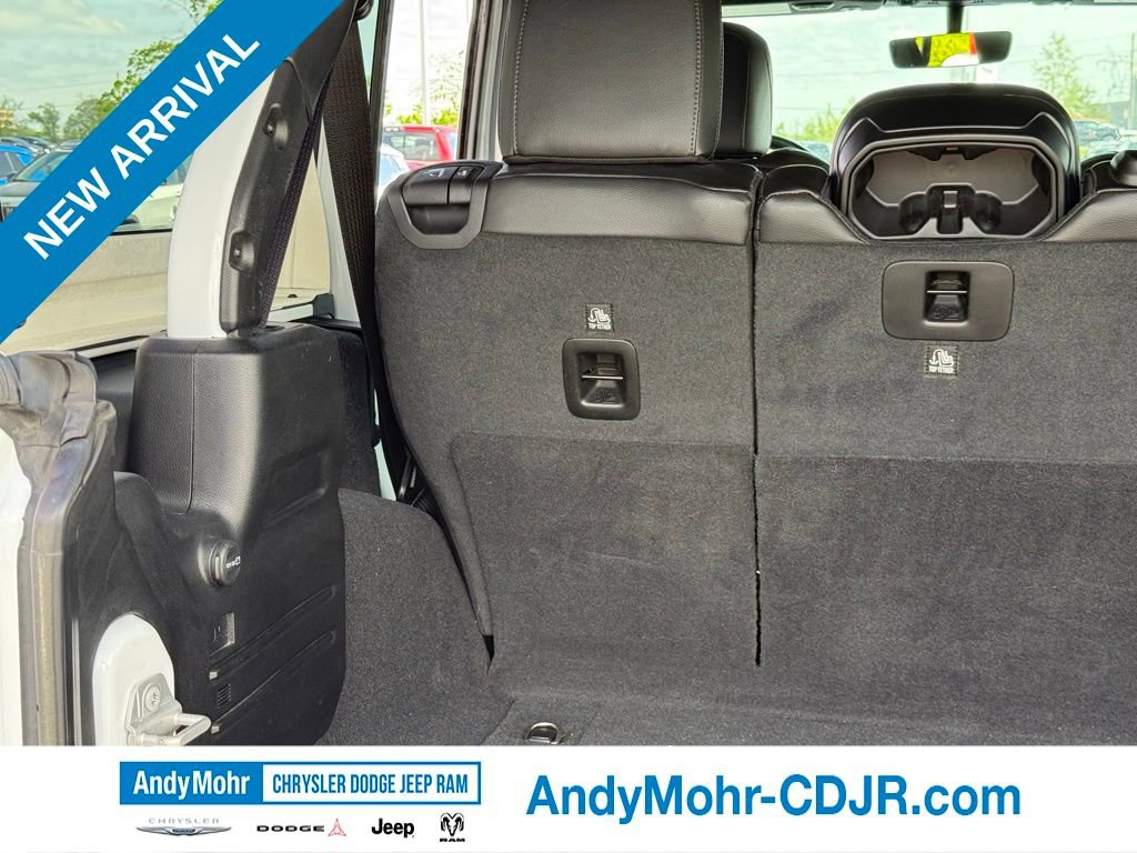 Used 2022 Jeep Wrangler Unlimited Sahara AWD/4WD image 32