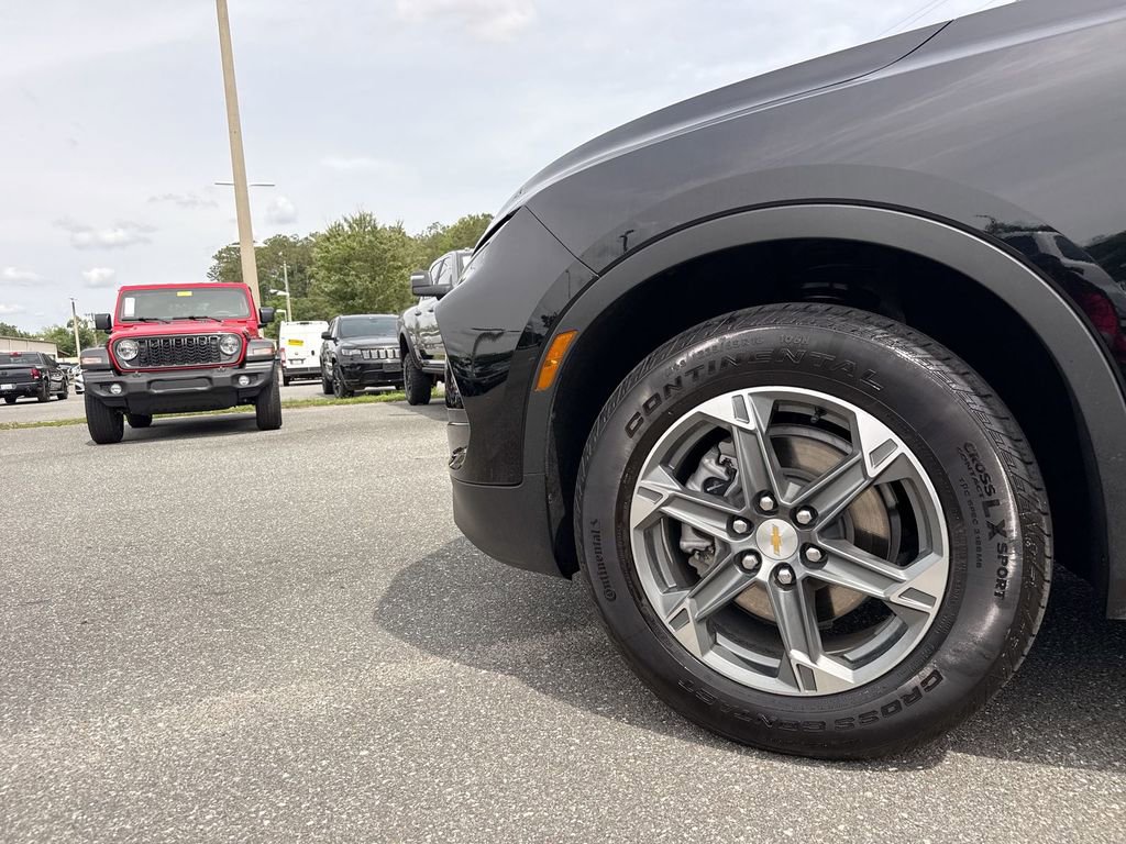 Used 2025 Chevrolet Blazer LT FWD image 12