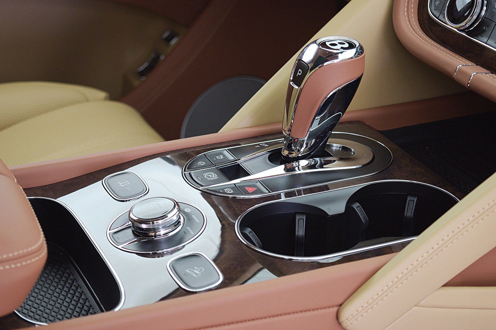 Used 2024 Bentley Bentayga image 26