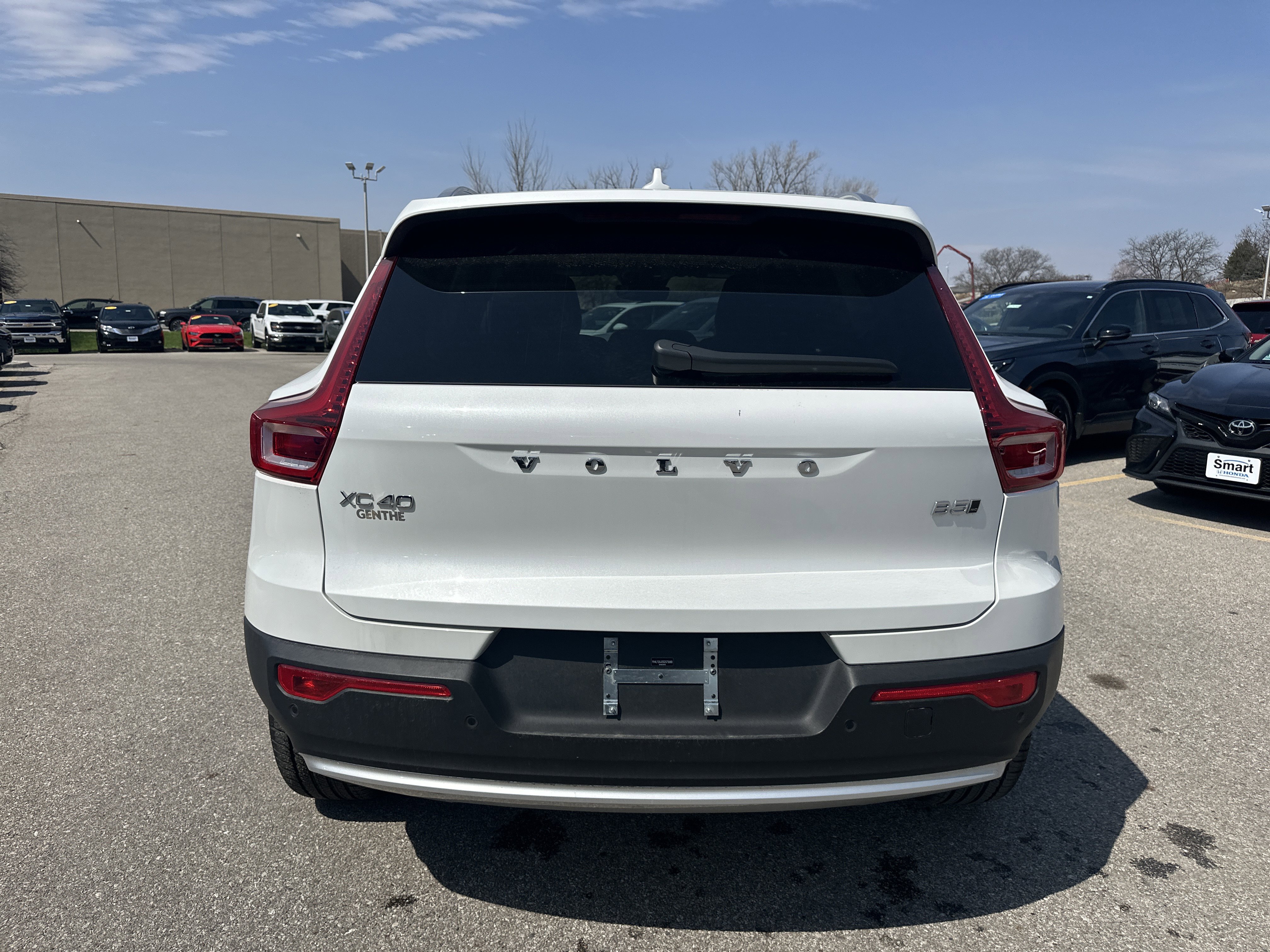 Used 2025 Volvo XC40 B5 Core image 9