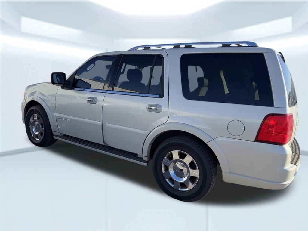Used 2005 Lincoln Navigator Luxury image 28