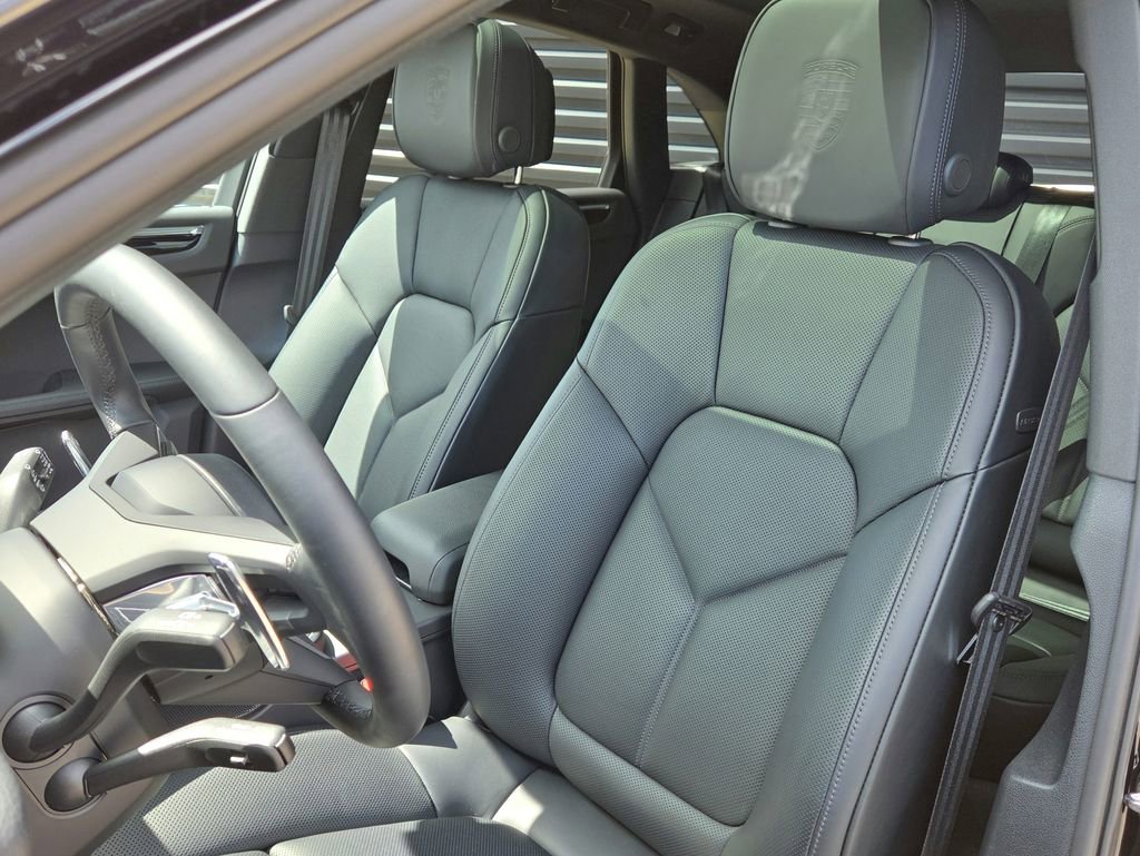 Certified 2026 Porsche Macan AWD/4WD image 5