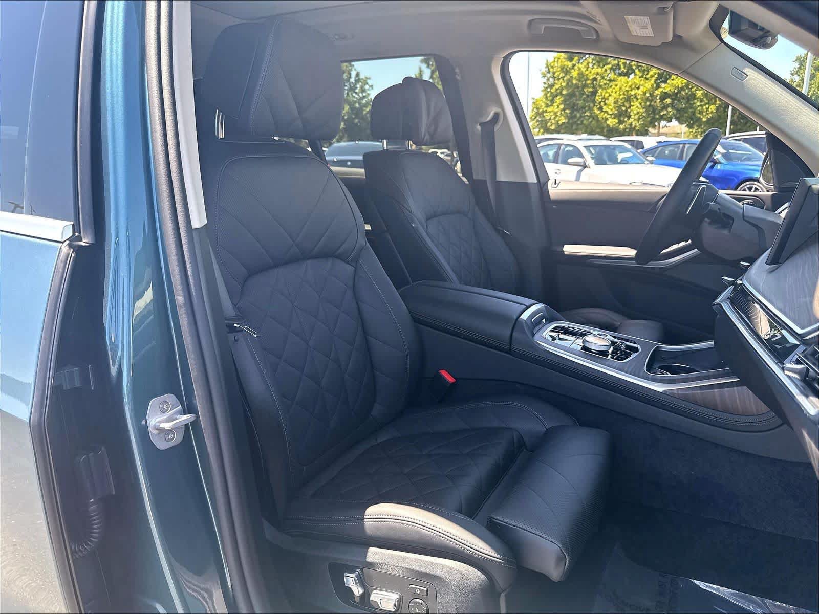 Used 2025 BMW X7 xDrive40i w/ Premium Package AWD/4WD image 32