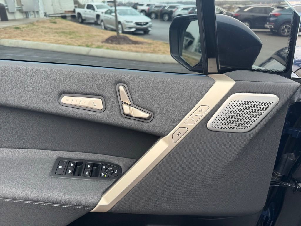 Used 2022 BMW iX xDrive50 w/ Premium Package image 11