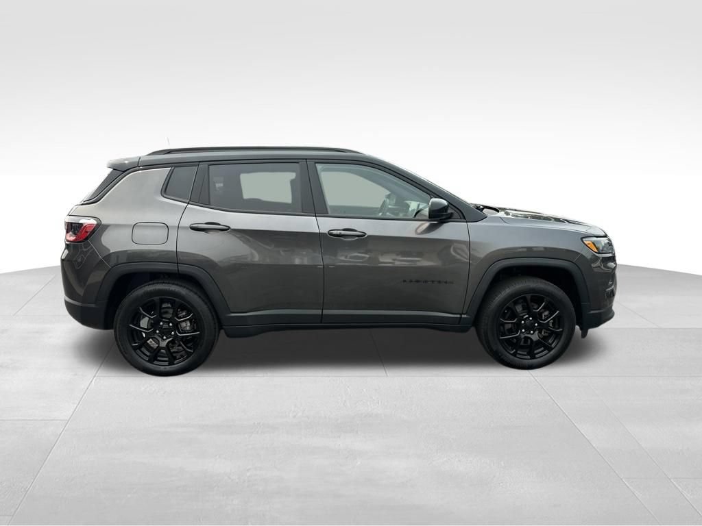 Used 2023 Jeep Compass Latitude w/ Convenience Group AWD/4WD image 7