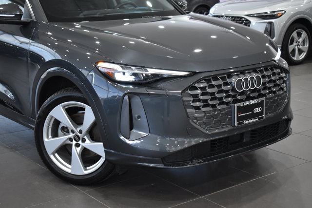 Used 2025 Audi Q5 Premium Plus w/ Premium Plus AWD/4WD image 2