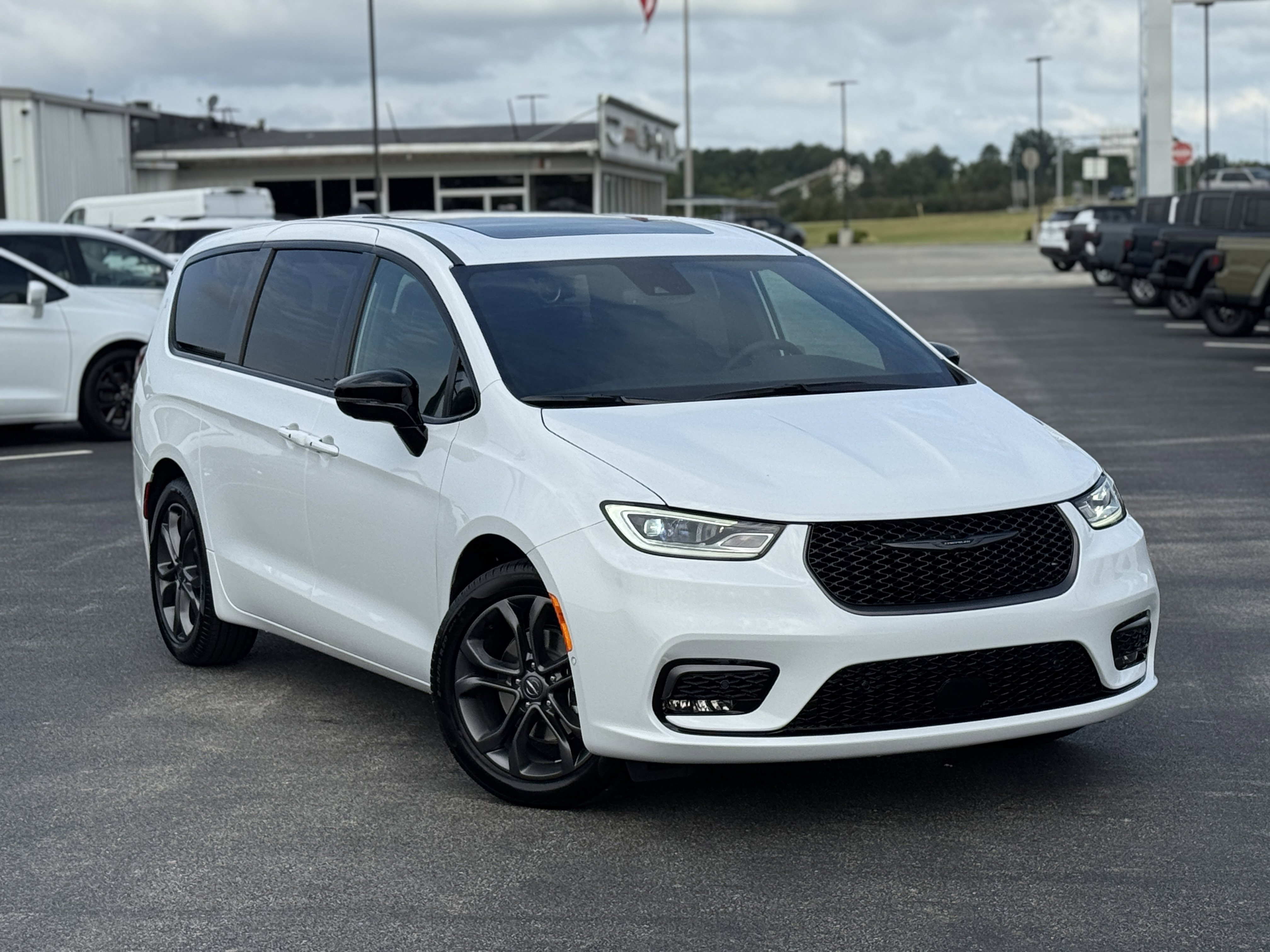 New 2026 Chrysler Pacifica Limited w/ S Appearance Package image 4