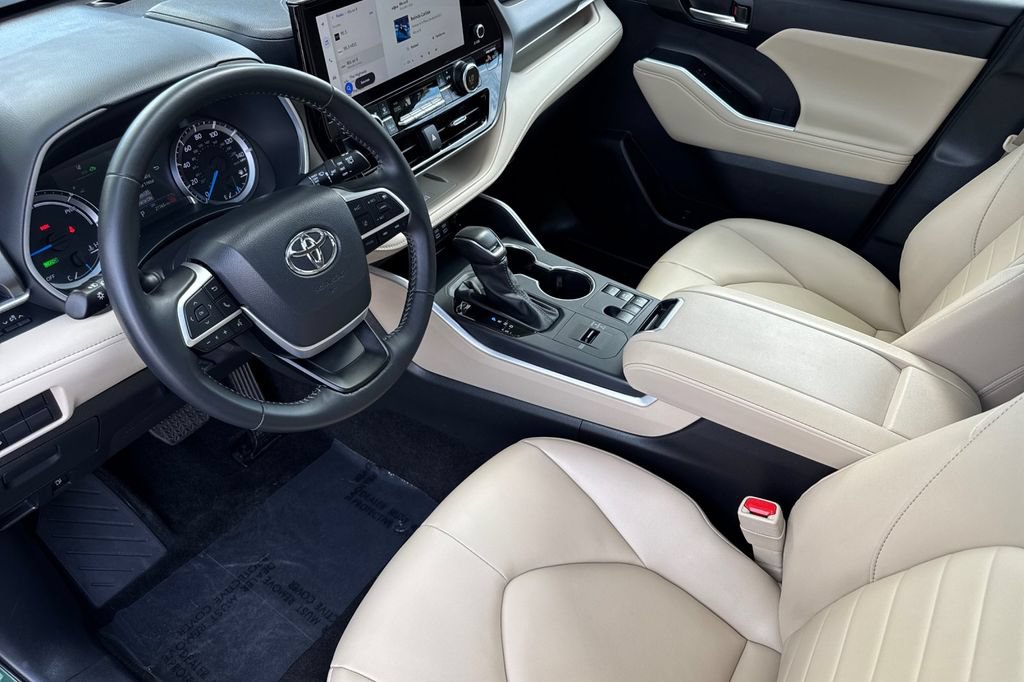 Certified 2025 Toyota Highlander XLE AWD/4WD image 9