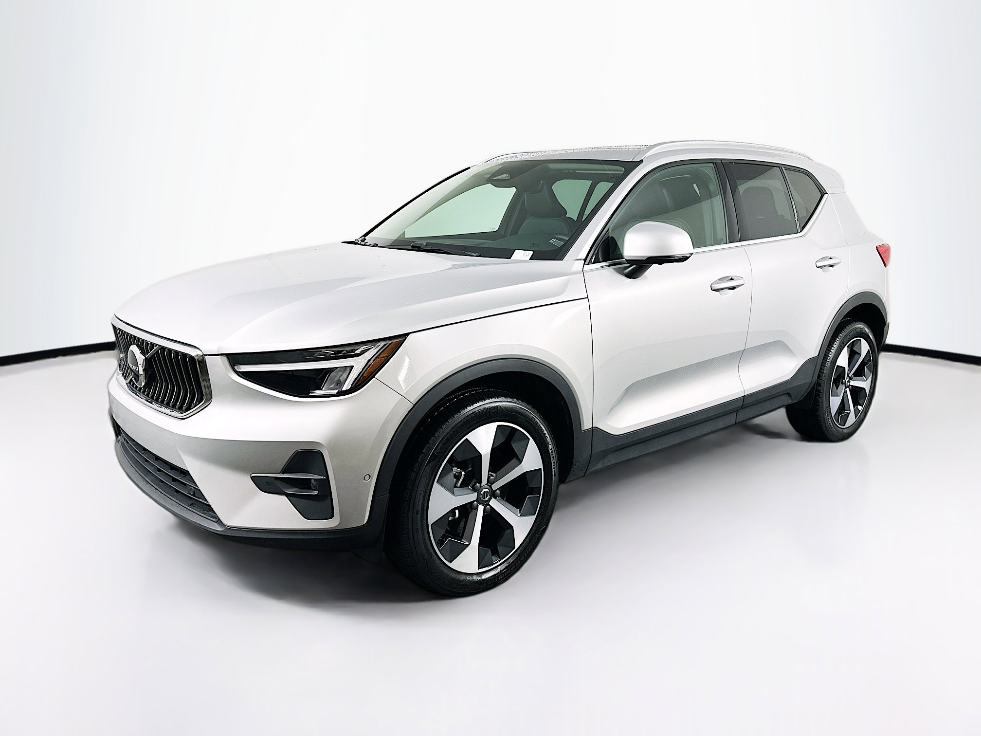 Used 2025 Volvo XC40 B5 Plus image 3