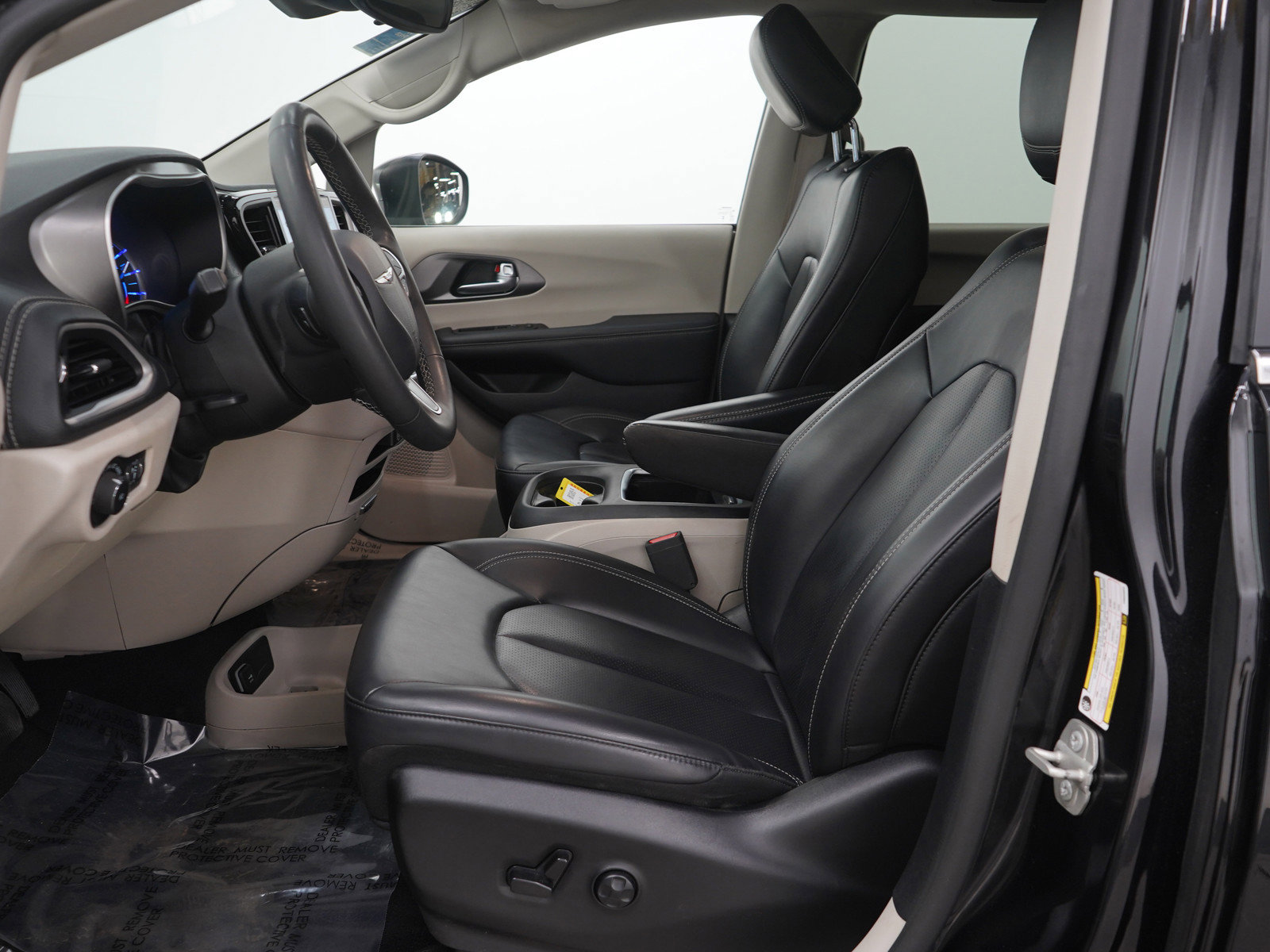 Used 2023 Chrysler Pacifica Touring-L image 22