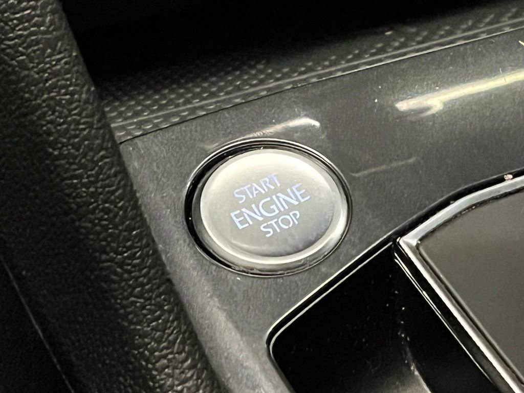 Used 2020 Volkswagen Tiguan SE image 16