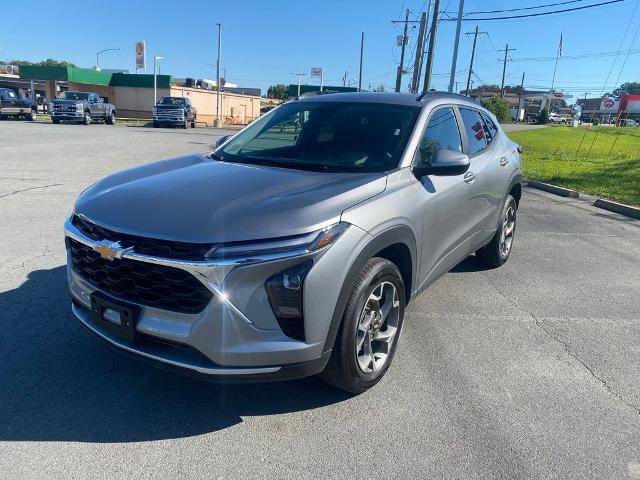 Used 2025 Chevrolet Trax LT w/ LT Convenience Package FWD image 3