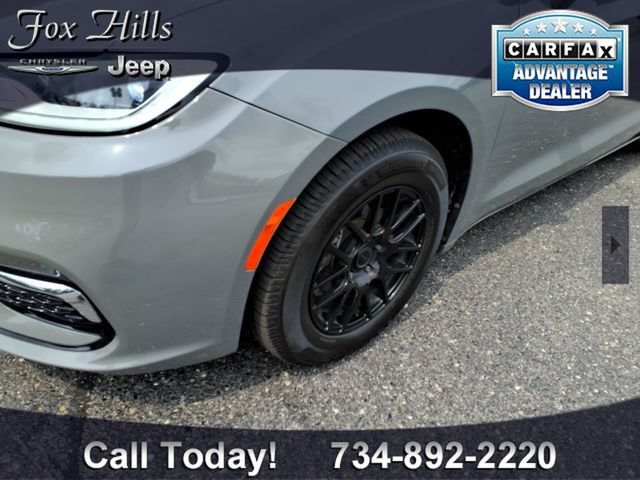 Used 2021 Chrysler Pacifica Touring-L FWD image 5