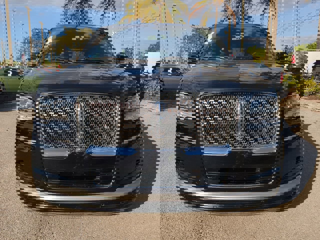 Used 2024 Lincoln Navigator Reserve image 3