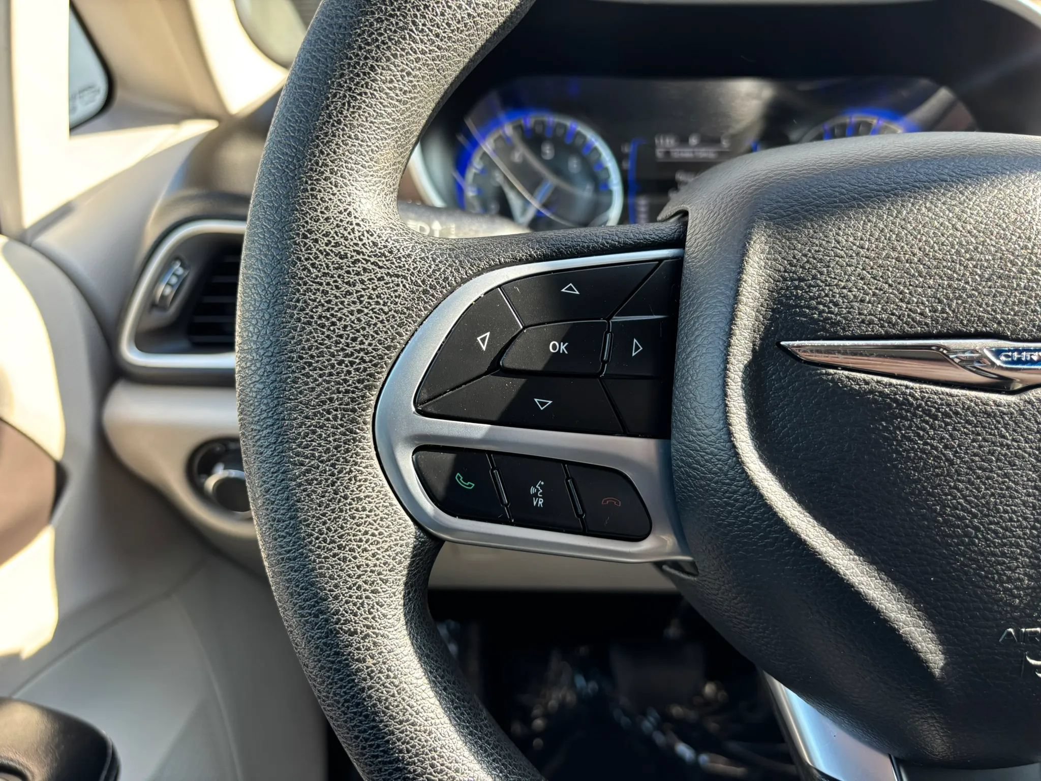 Used 2021 Chrysler Voyager L FWD image 17