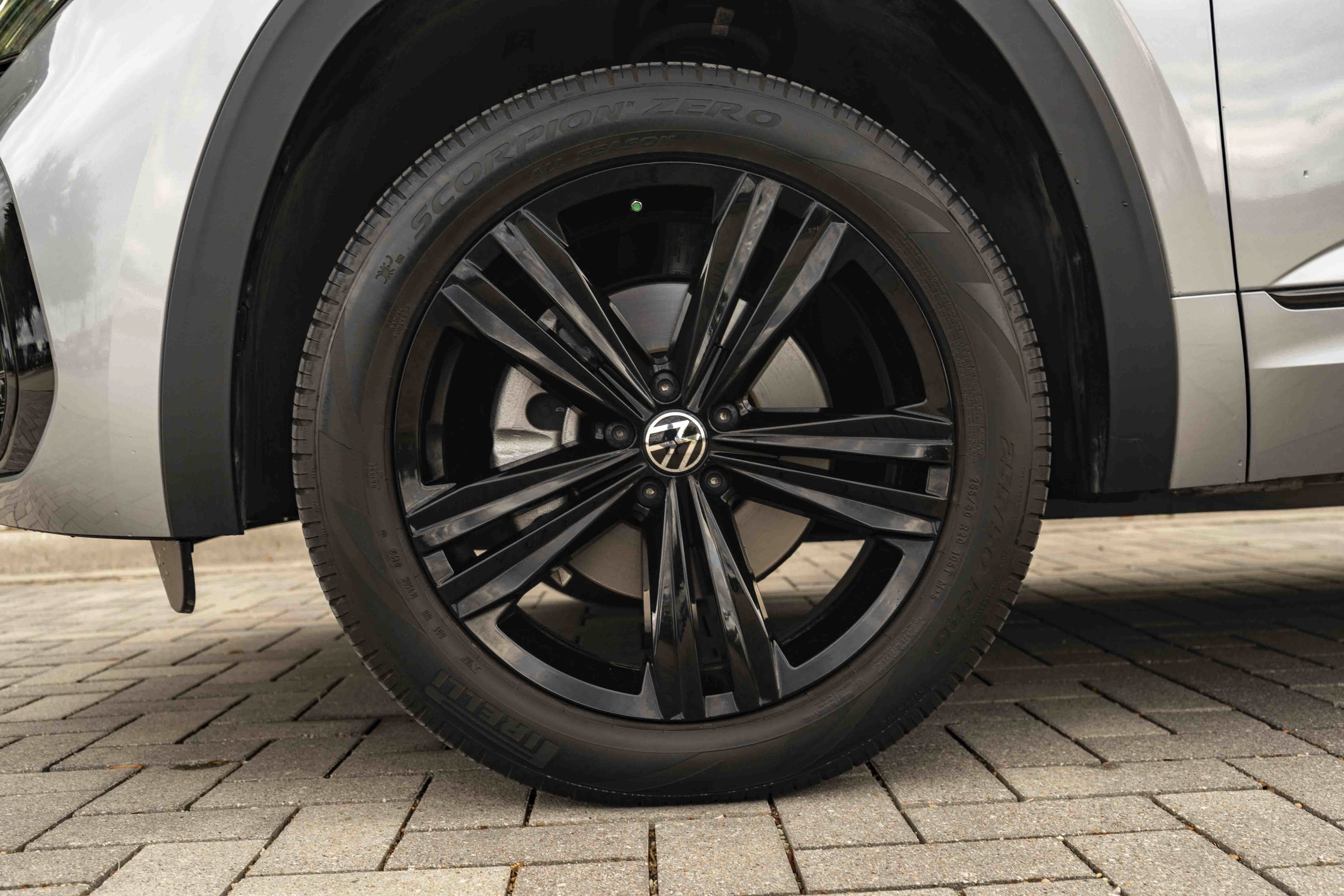 Certified 2023 Volkswagen Atlas Cross Sport SEL R-Line AWD/4WD image 13