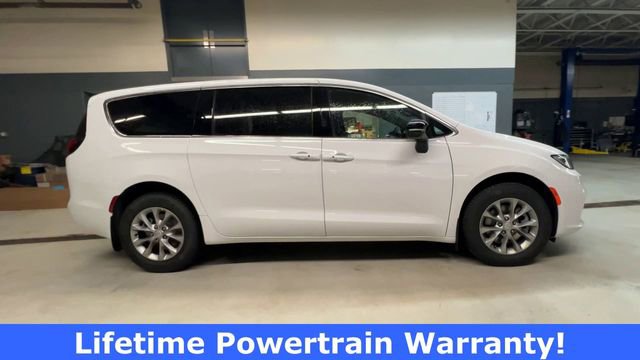 New 2026 Chrysler Pacifica Select image 9