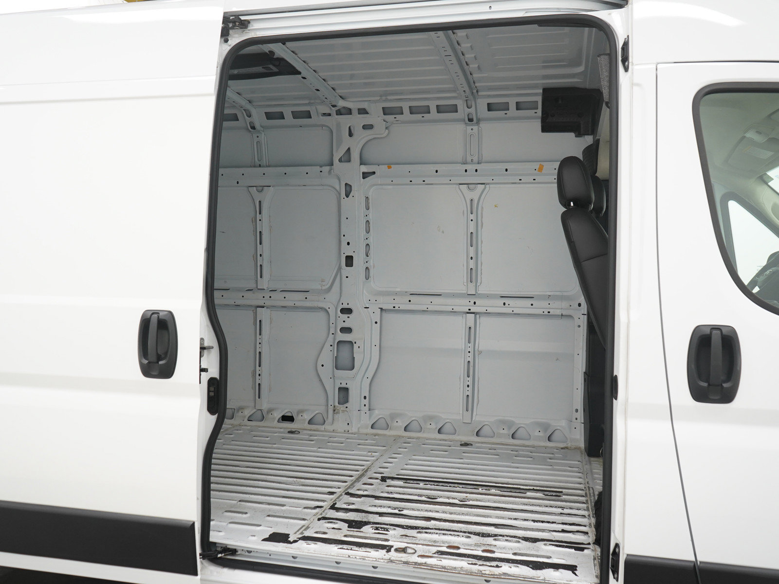 Used 2024 RAM ProMaster 2500 w/ Convenience Group FWD image 14