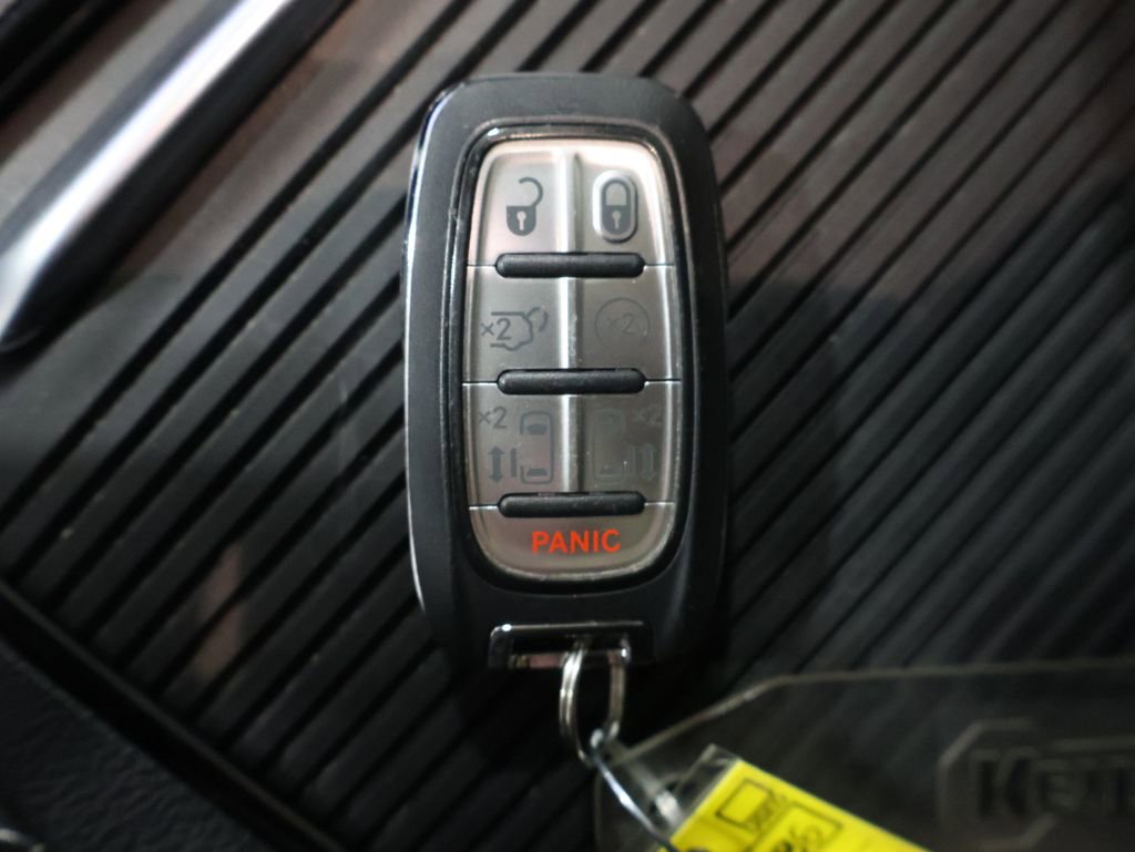 Certified 2025 Chrysler Pacifica Limited image 29