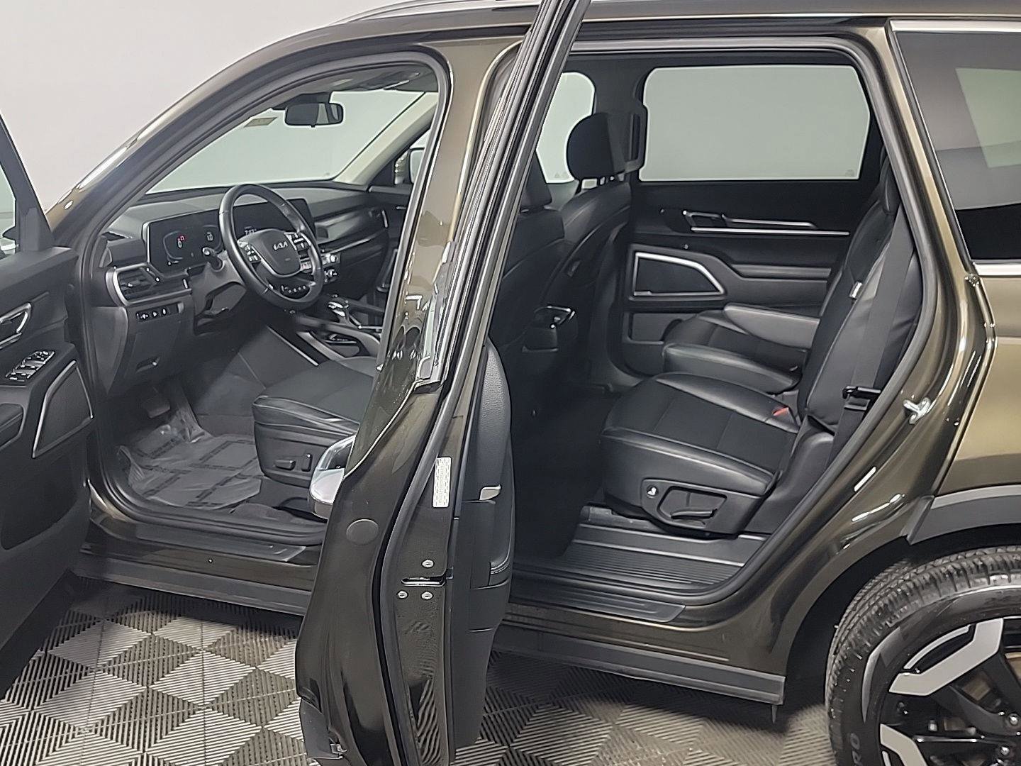 Used 2024 Kia Telluride S w/ S Sunroof Package image 16