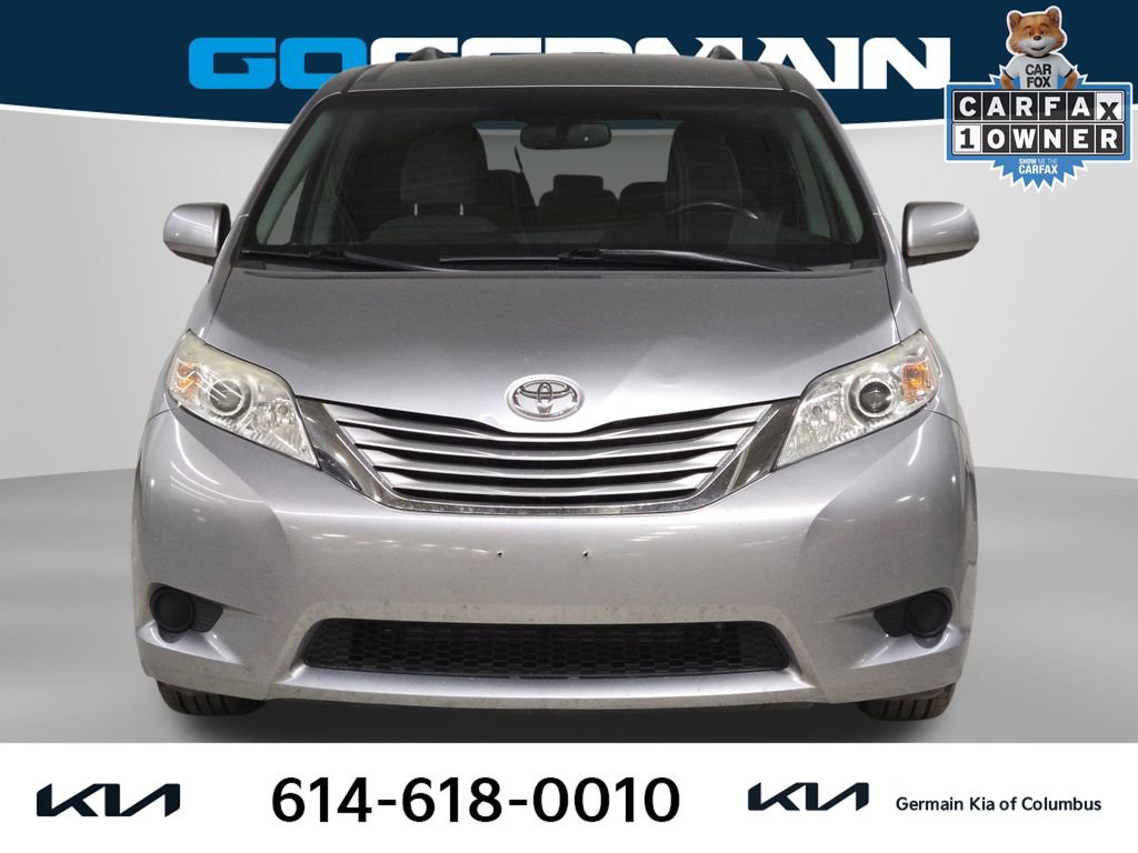Used 2017 Toyota Sienna LE image 3