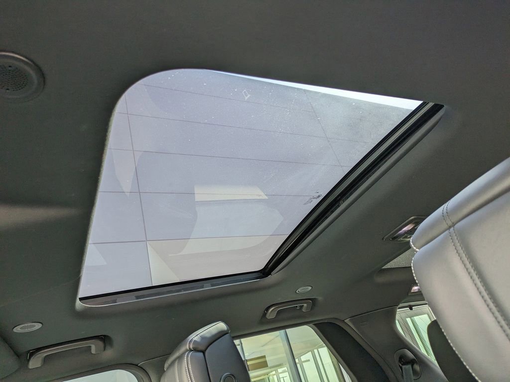 Used 2024 Land Rover Discovery Dynamic SE image 23