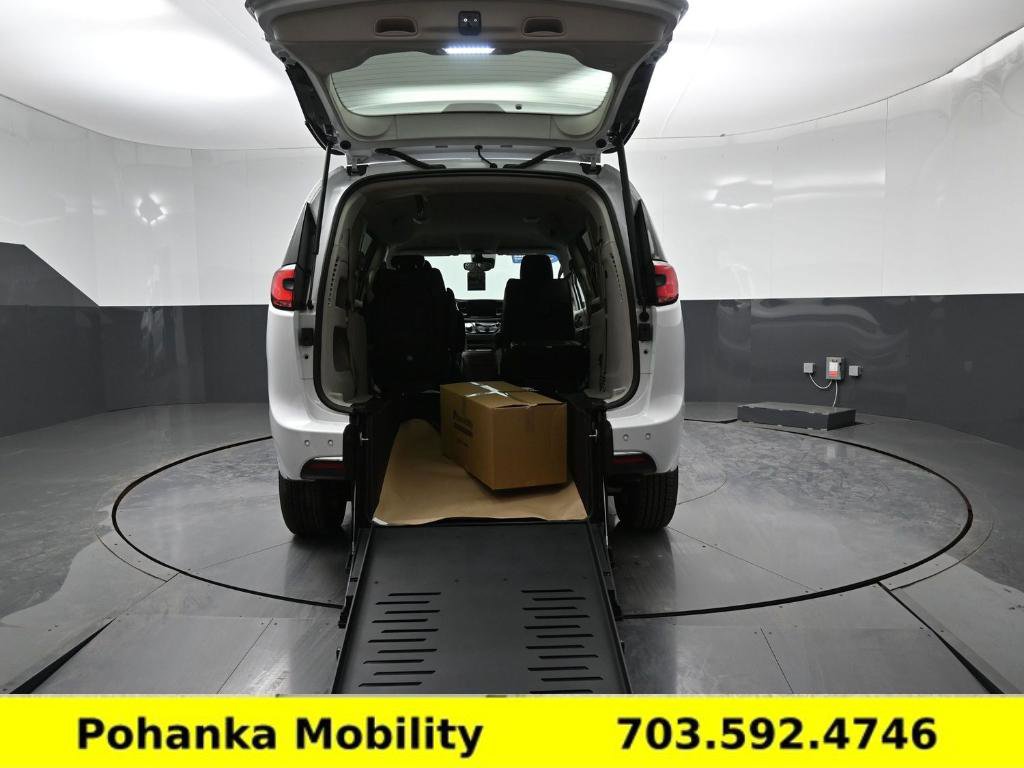 Used 2024 Chrysler Pacifica Touring-L image 6