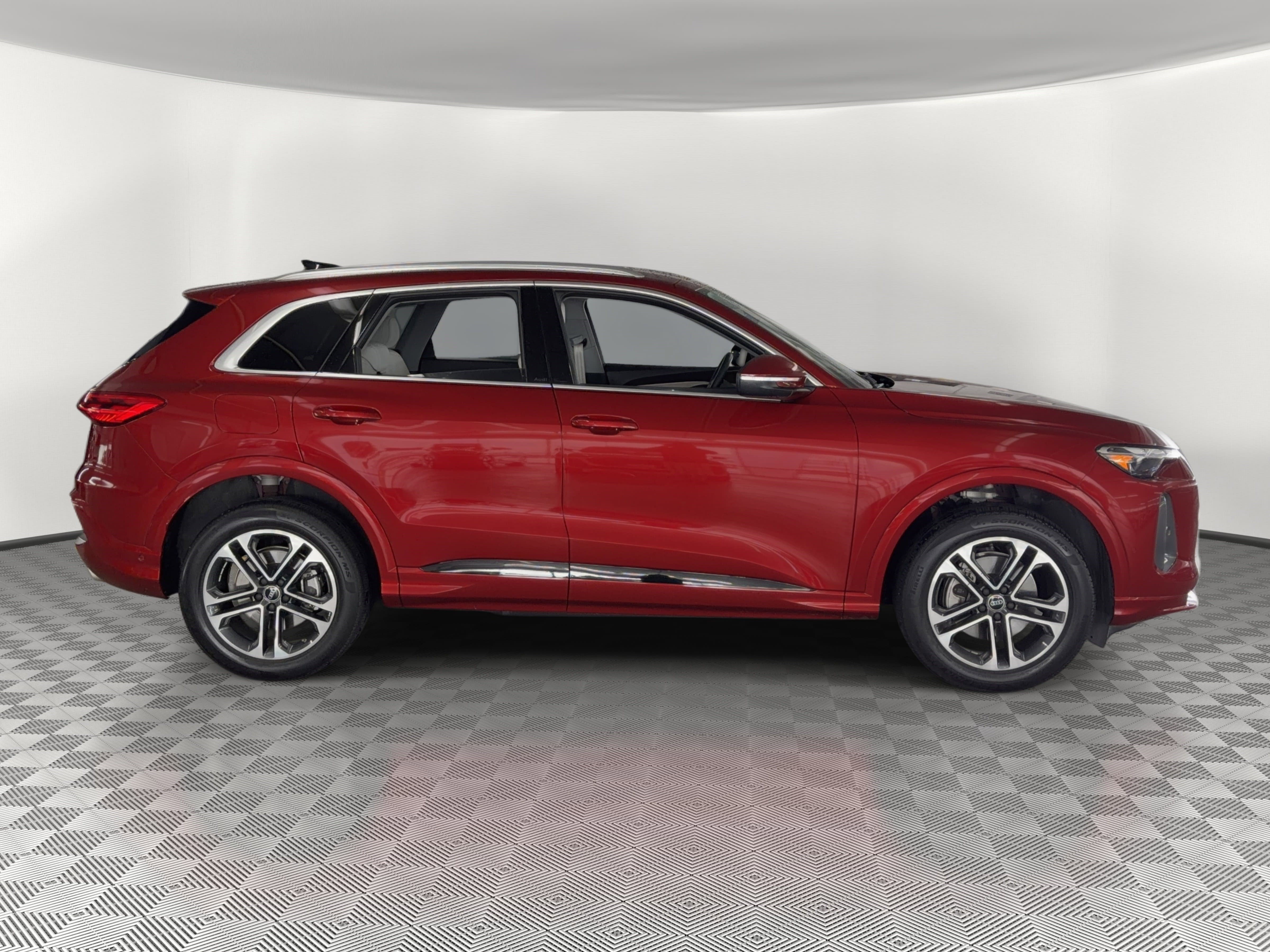Used 2025 Audi Q5 Premium w/ 19" Wheel Package AWD/4WD image 8