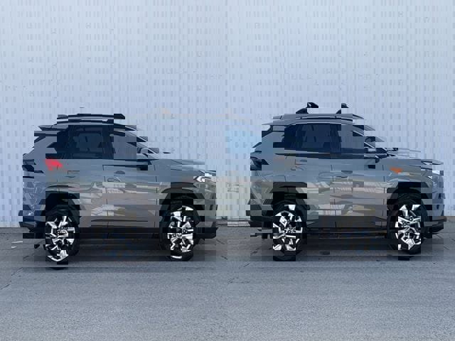 Used 2021 Toyota RAV4 XLE Premium image 3