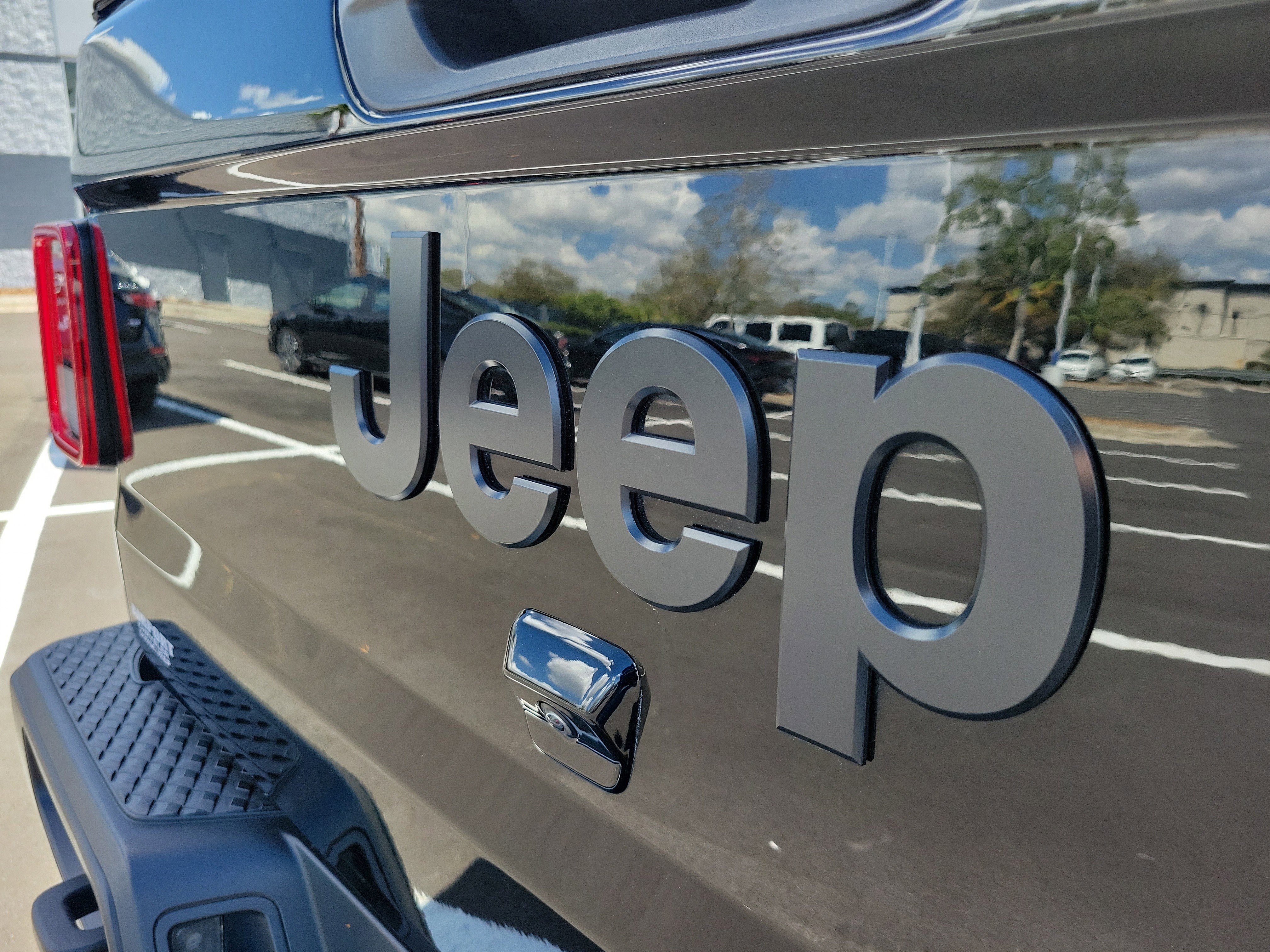 Used 2022 Jeep Gladiator Sport image 8