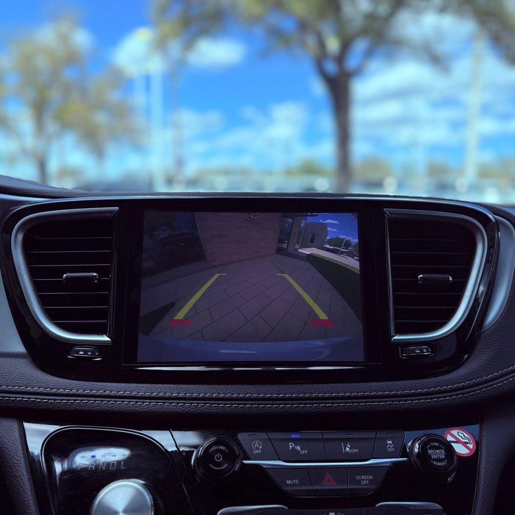 Used 2025 Chrysler Pacifica Limited image 13