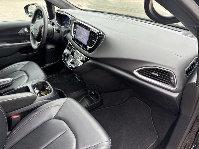 Used 2025 Chrysler Pacifica Select FWD image 15