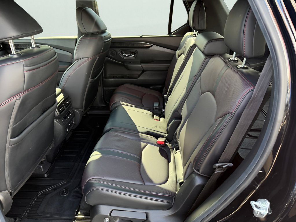 Used 2025 Honda Pilot Black Edition image 12