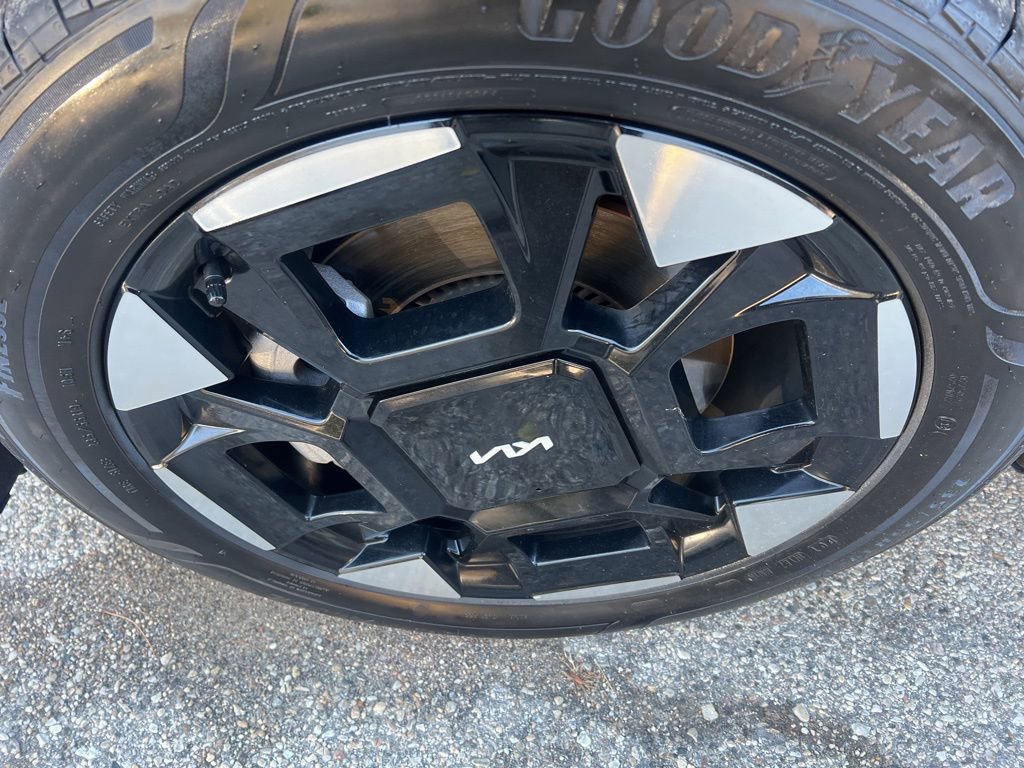 Certified 2025 Kia Carnival EX image 43