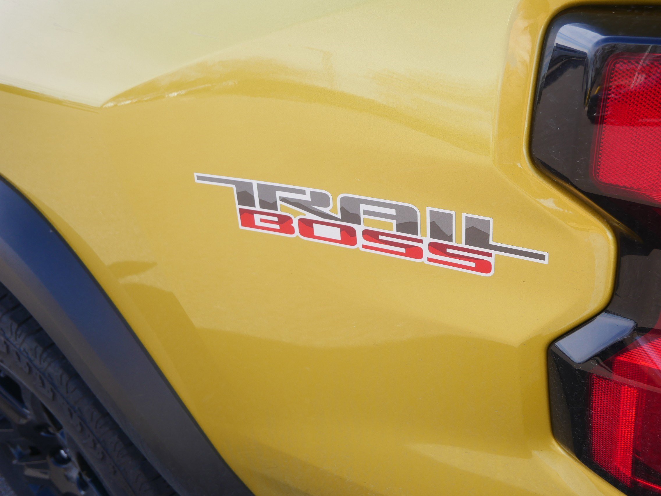 Used 2023 Chevrolet Colorado Trail Boss w/ Technology Package AWD/4WD image 17