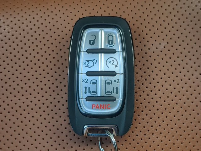 Certified 2025 Chrysler Pacifica Pinnacle w/ Trailer Tow Group FWD image 37