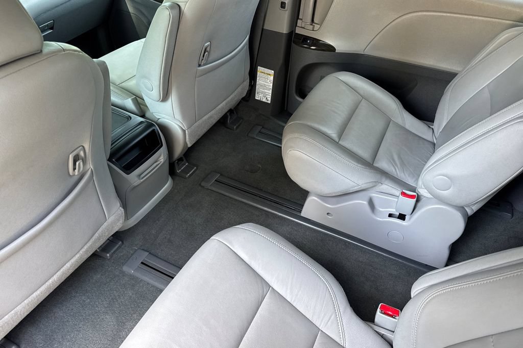 Used 2015 Toyota Sienna XLE w/ XLE Navigation Package AWD/4WD image 11