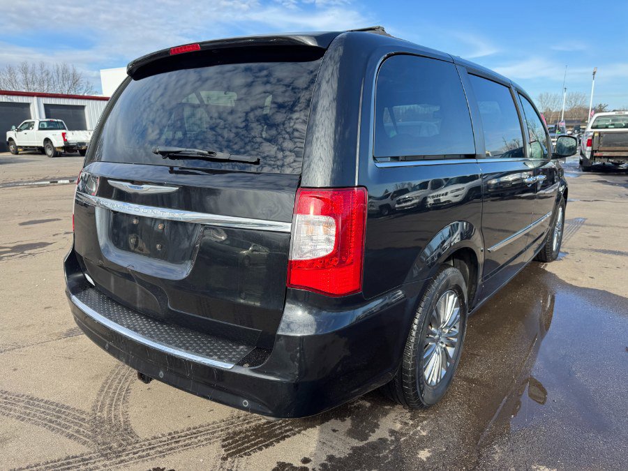 Used 2014 Chrysler Town & Country Touring-L w/ Driver Convenience Group image 5
