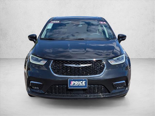 Used 2024 Chrysler Pacifica Select image 2