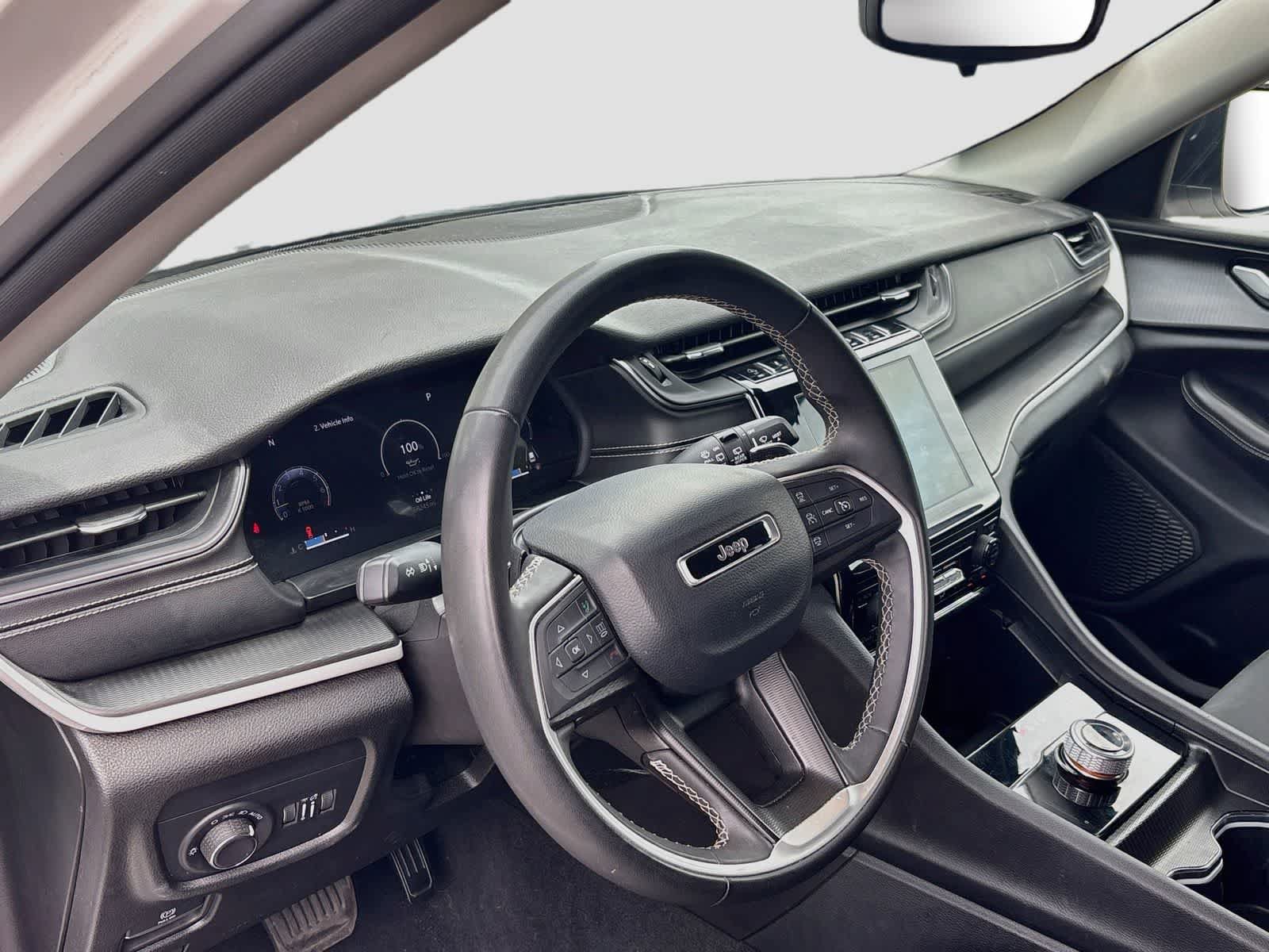 Used 2024 Jeep Grand Cherokee Laredo RWD image 9