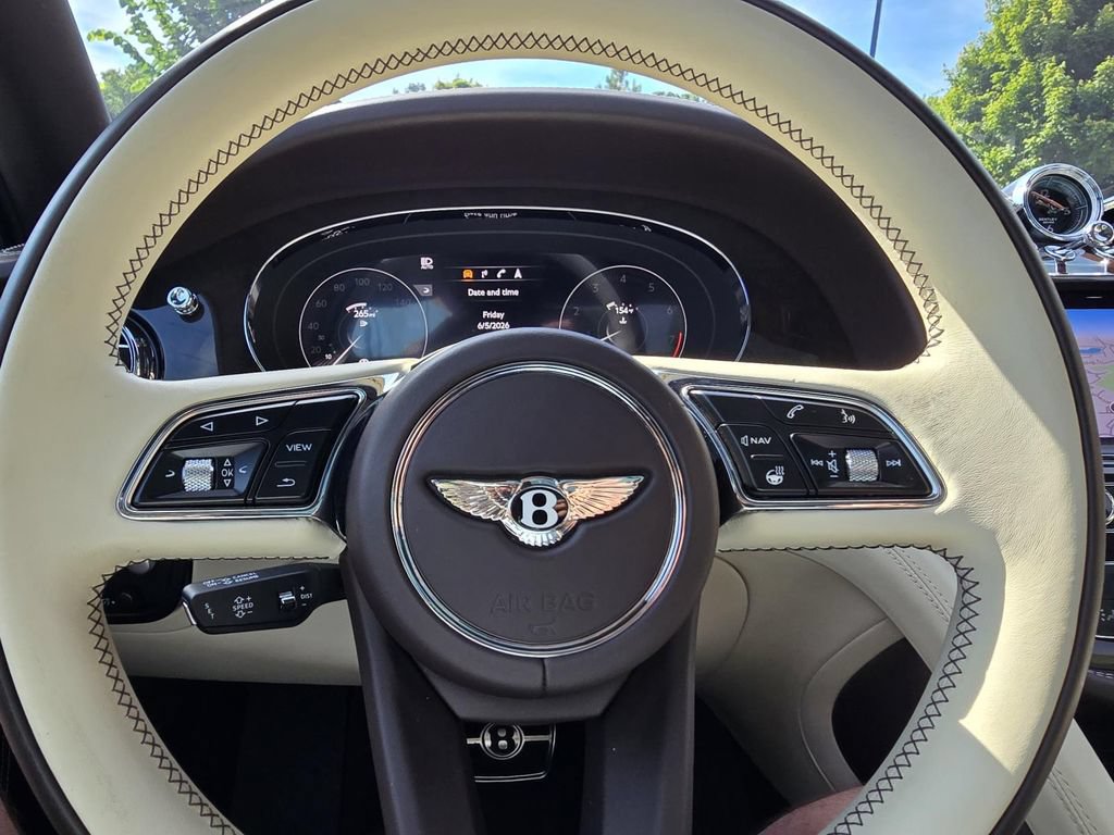 Used 2022 Bentley Bentayga AWD/4WD image 23