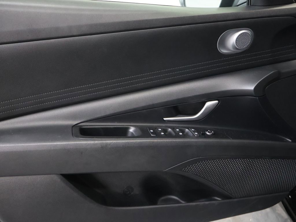 Used 2021 Hyundai Elantra SE w/ Cargo Package image 15