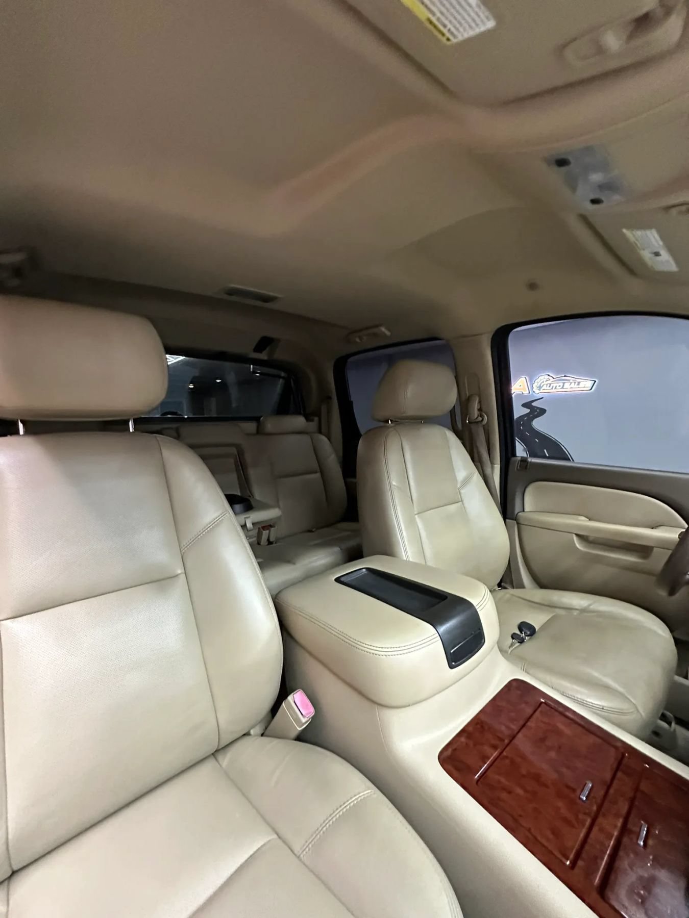 Used 2011 Chevrolet Avalanche LTZ RWD image 28