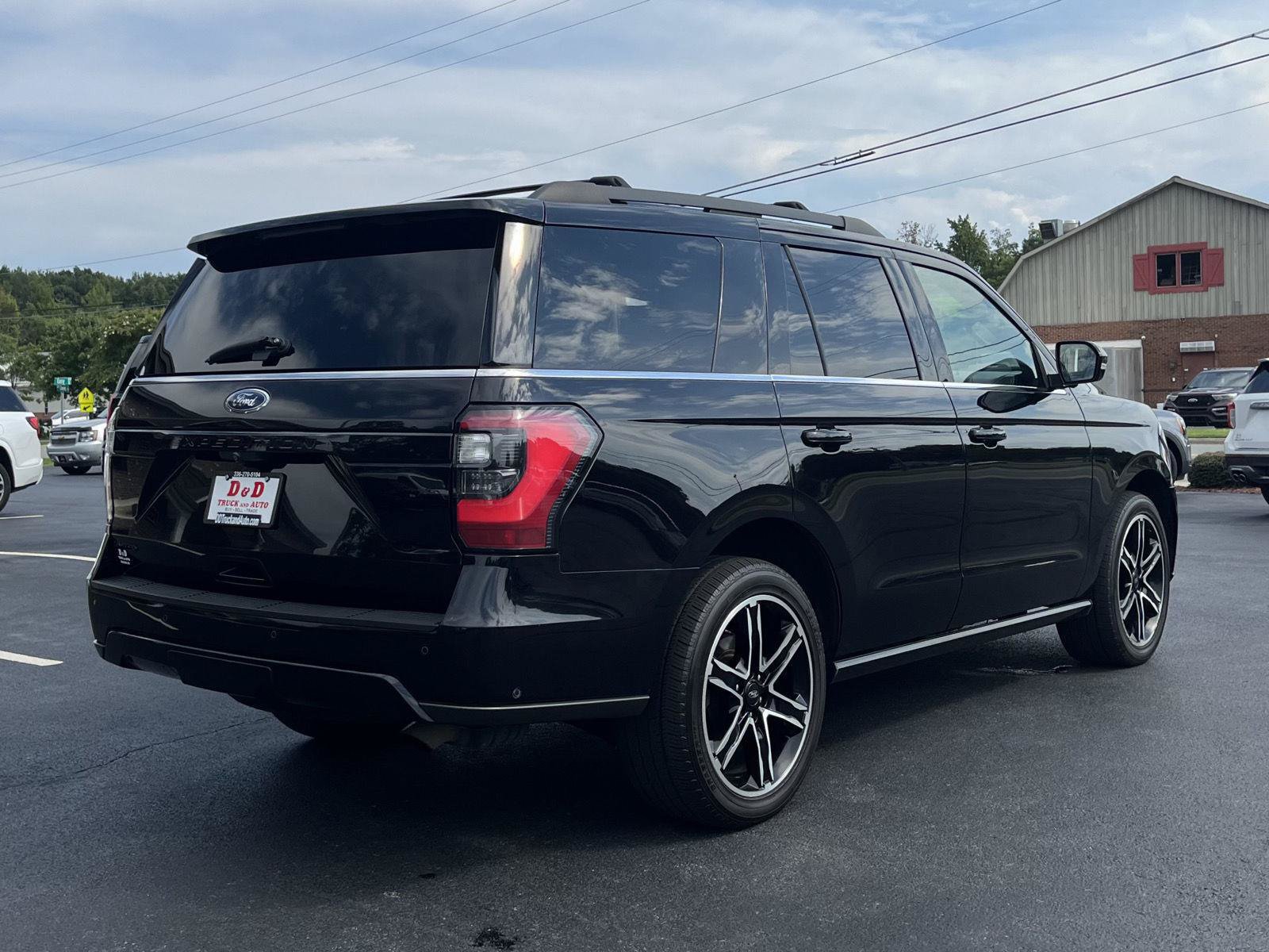 Used 2019 Ford Expedition Limited w/ Equipment Group 303A AWD/4WD image 2