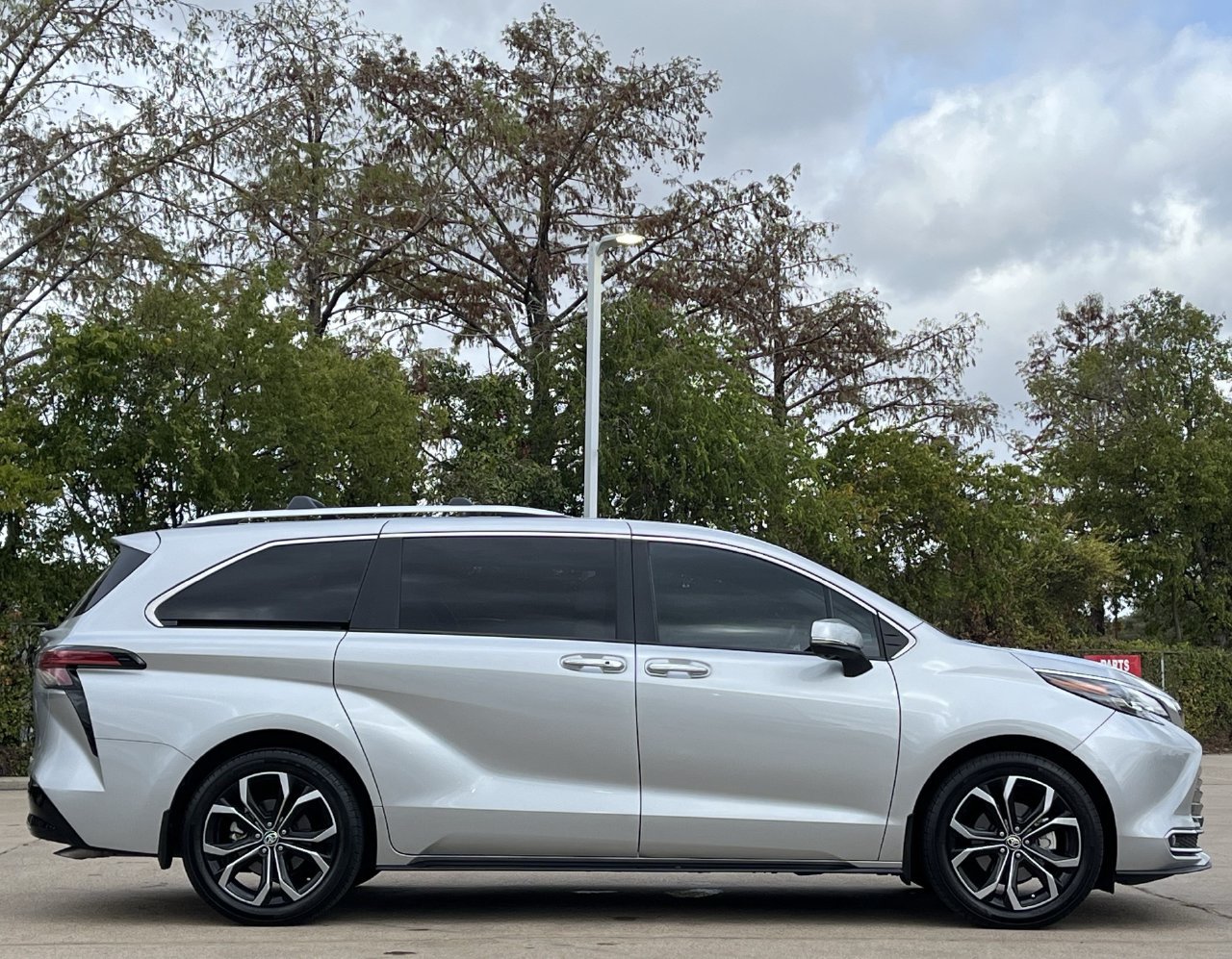Used 2025 Toyota Sienna Platinum FWD image 3