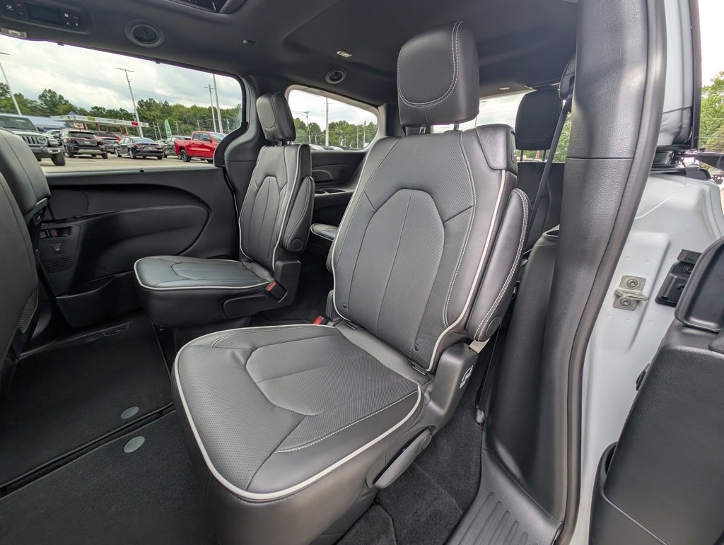 New 2026 Chrysler Pacifica Limited image 15