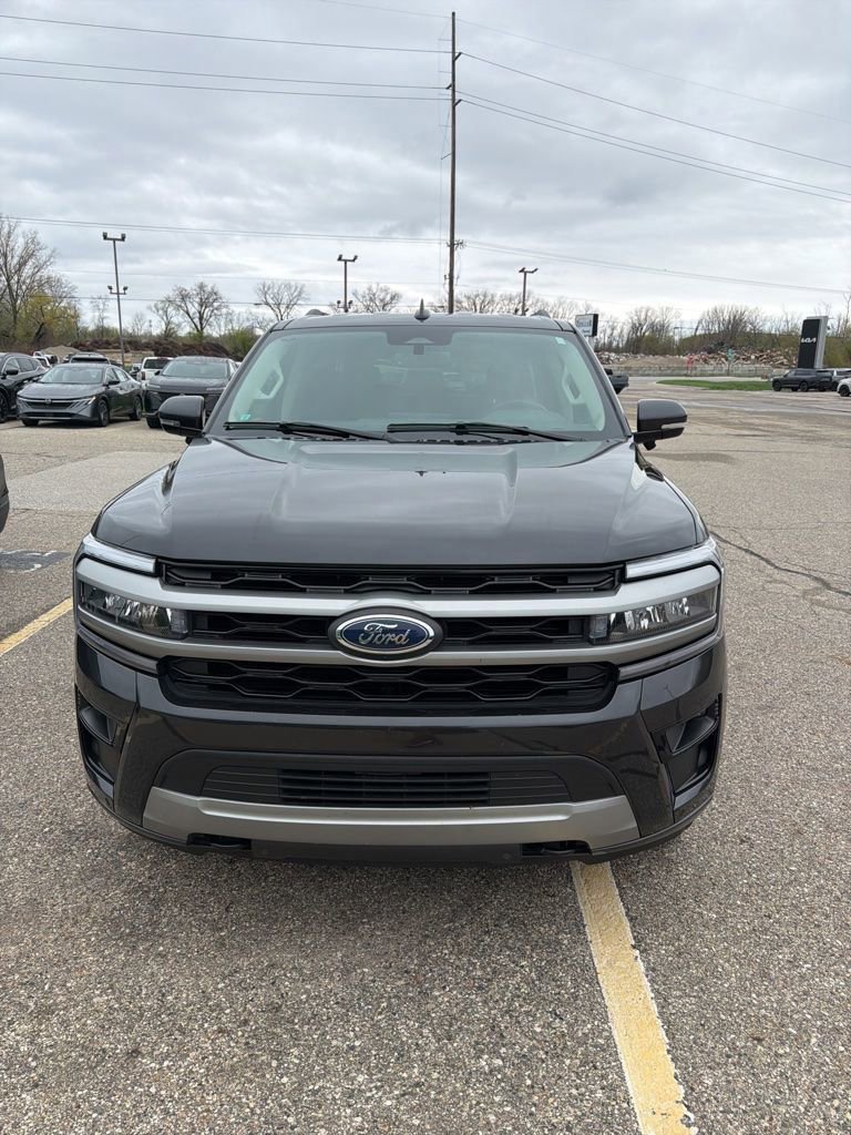 Used 2024 Ford Expedition XLT AWD/4WD image 2