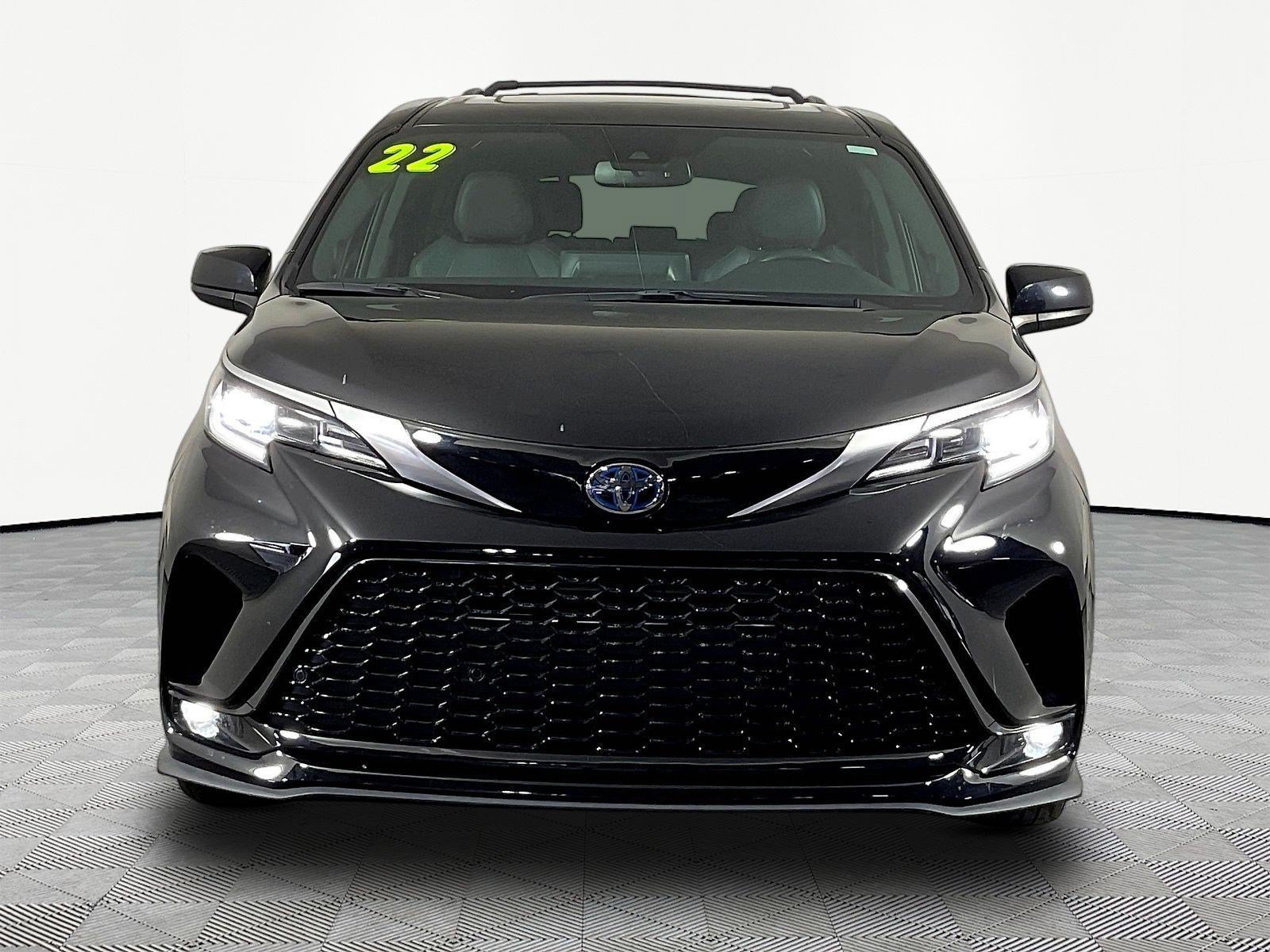 Used 2022 Toyota Sienna XSE w/ XSE Plus Package AWD/4WD image 2
