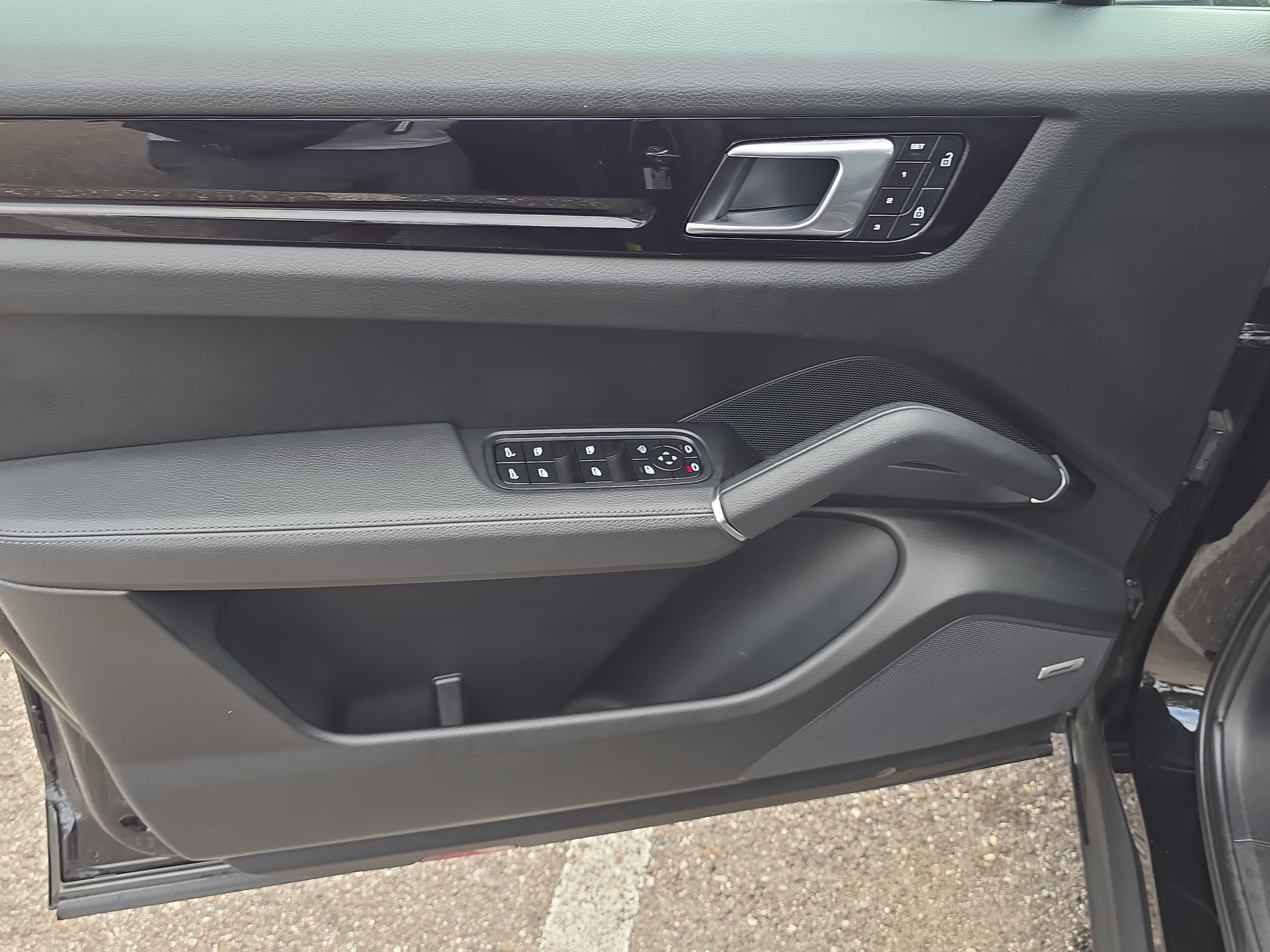 Used 2023 Porsche Cayenne S Platinum image 16